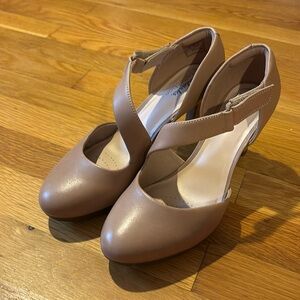Clark’s Ambyr Pump Glow in tan with platform and Velcro closure - NEVER WORN 7.5